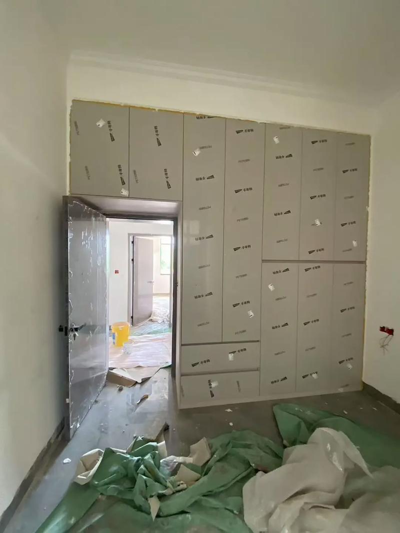 全屋定制衣柜背板防潮施工实景图