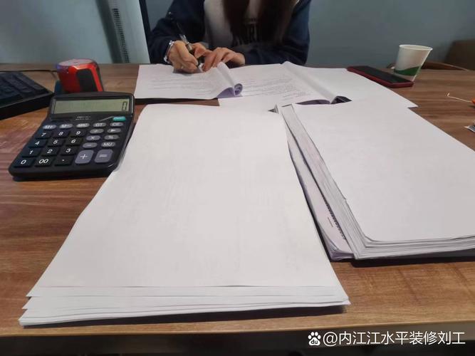 劳动合同签订现场办公桌签字笔场景