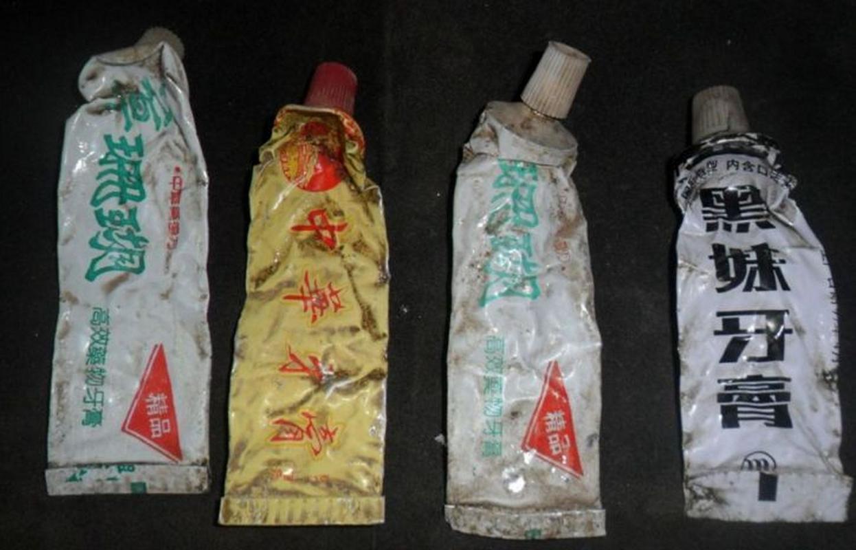 剪开尾部挖出剩余膏体的旧黄色锡皮牙膏管