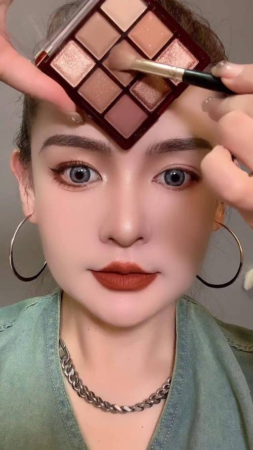 眼影晕染步骤图解