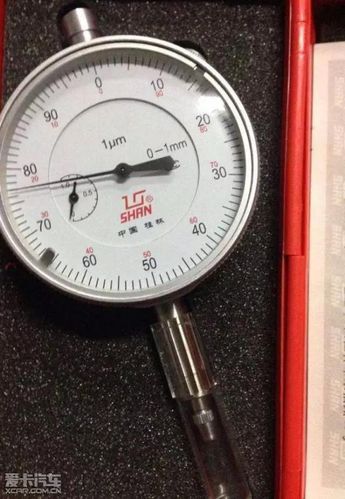 千分表测量刹车盘端面跳动量实物图