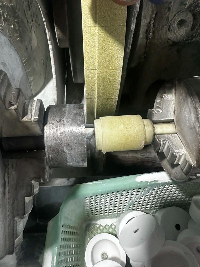 机械加工车间开裂报废砂轮实拍