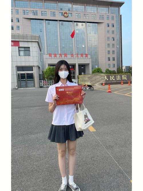 法院门口攥着大学录取通知书的年轻男生