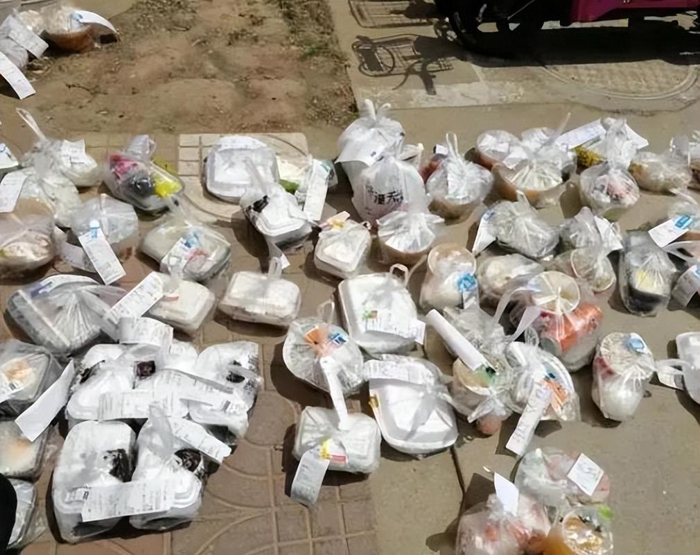一堆废弃的外卖塑料餐盒堆积如山