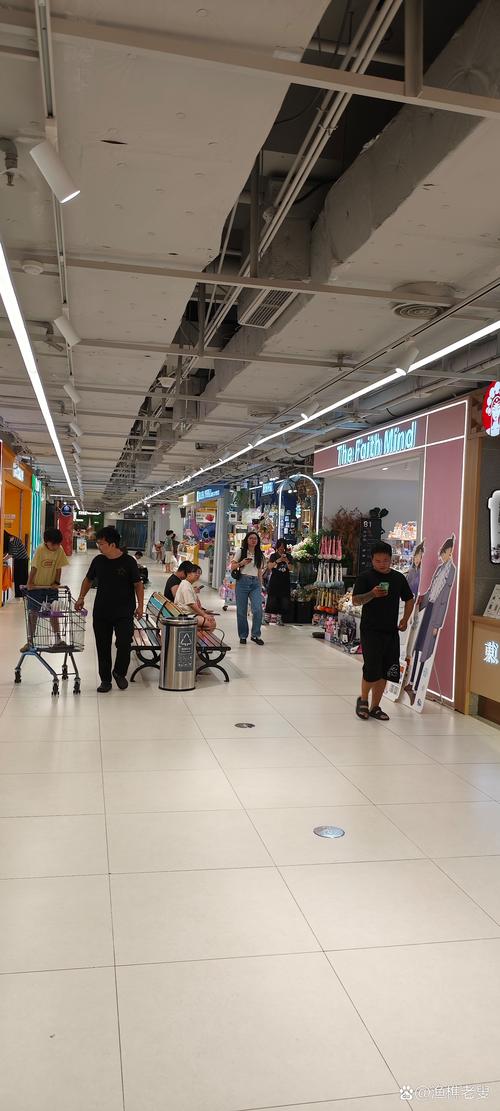 县城中心商业街下沉消费门店实拍
