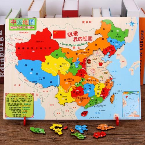 散落的儿童地理拼图玩具实拍