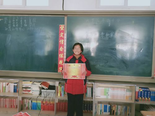 中学教研楼走廊教师抱着获奖证书蹲在消防通道边