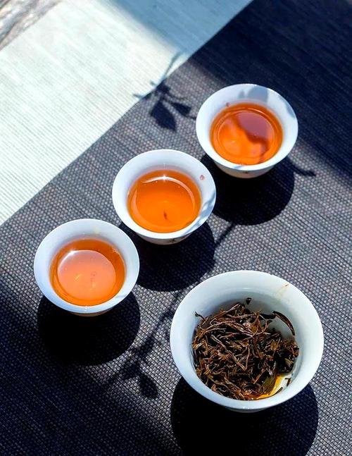 用玻璃杯冲泡金毫显露的滇红茶汤