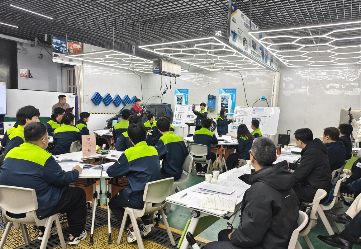 职业院校新能源汽车实训基地学生操作