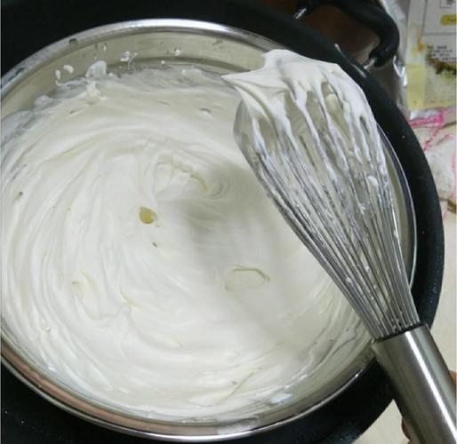 甜品制作隔冰水打发淡奶油实拍