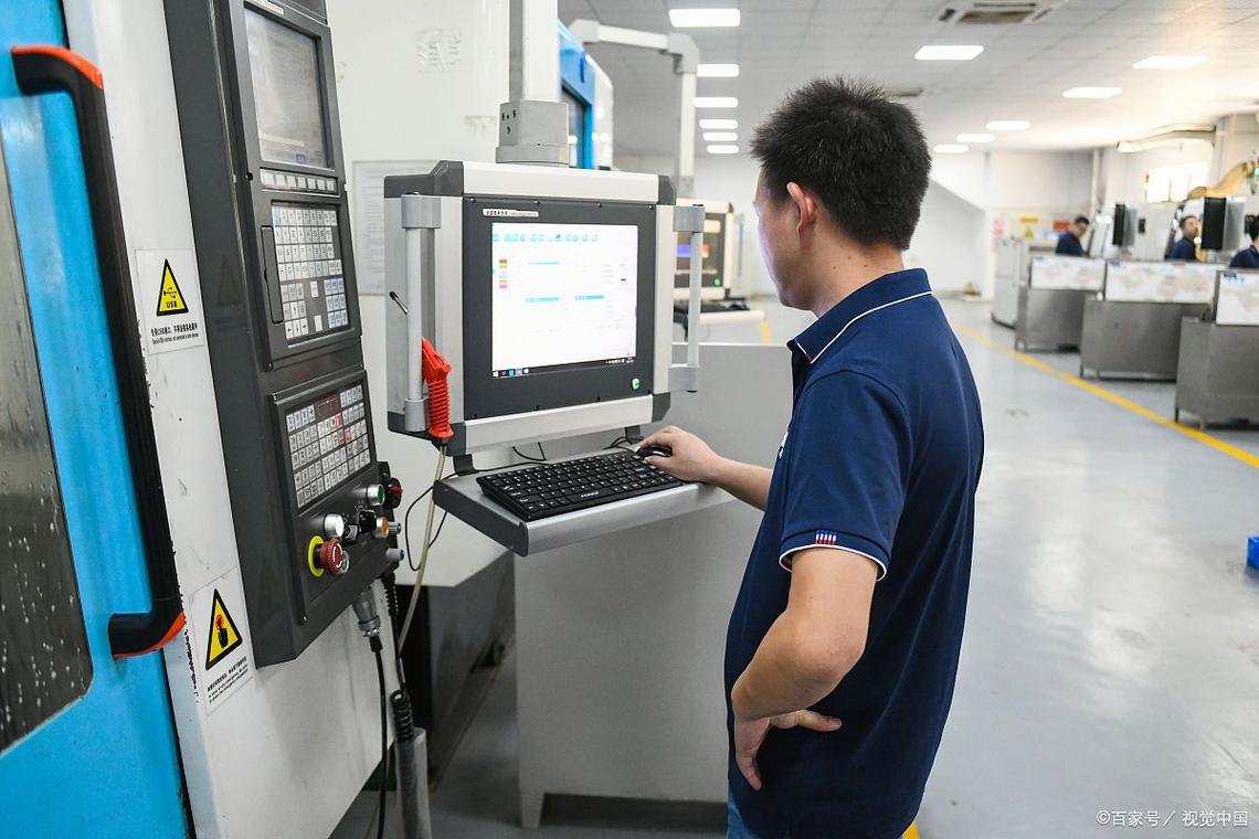 工业鼠标在数控机床旁边操作