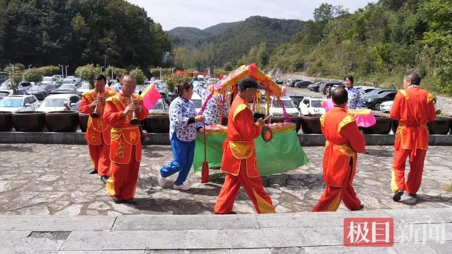 南漳薛坪镇夜露里的阴锣鼓守夜现场