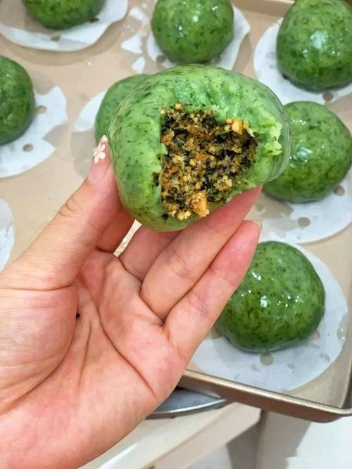 九华山庙会路边摊煎制青阳艾草粑粑