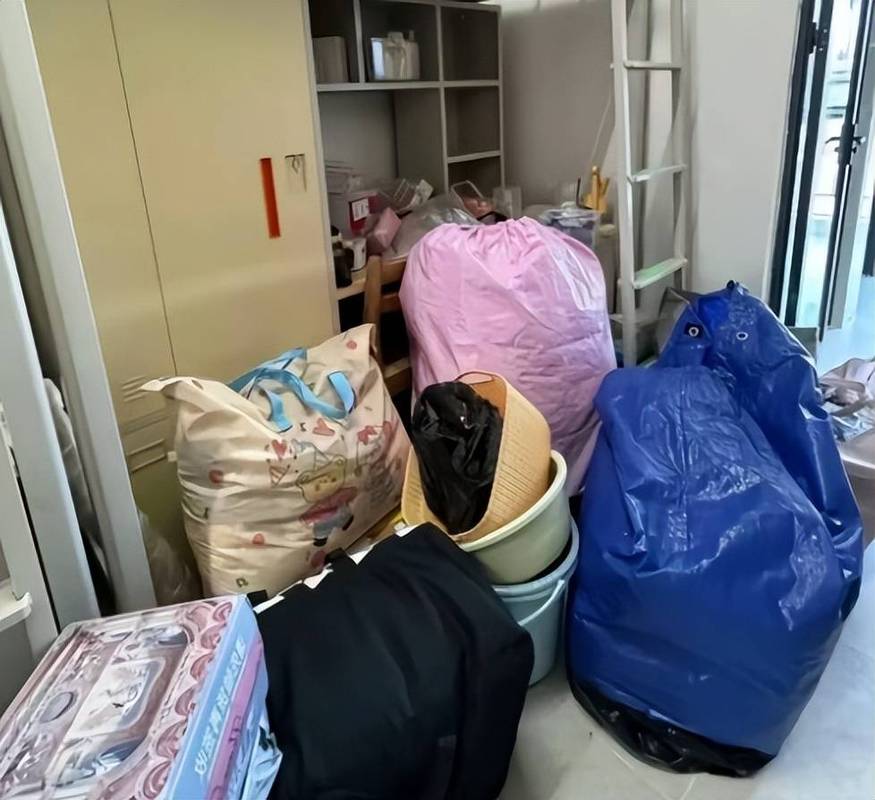 刚毕业年轻人出租屋打包行李场景