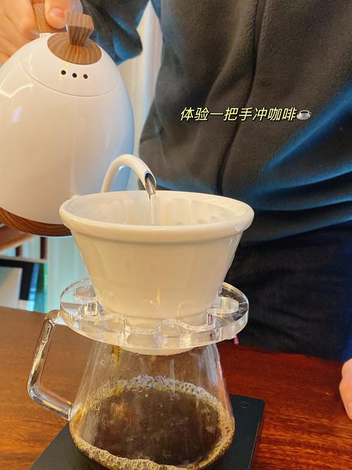 阳台手冲咖啡白瓷杯场景