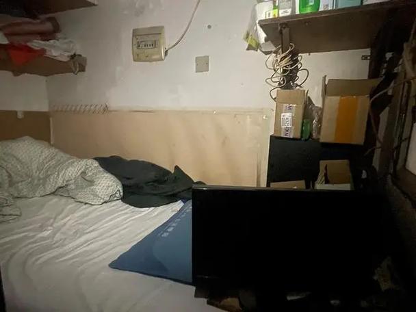 年轻人出租屋深夜整理求职作品集