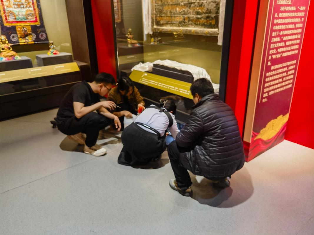 博物馆展厅馆藏文物安保巡查现场