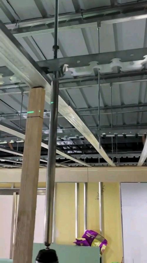 集成吊顶龙骨安装施工现场调平过程