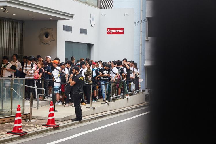 Supreme纽约店门口排队的年轻人