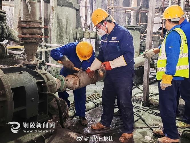 工厂维修人员更换工业除尘器滤筒作业实拍