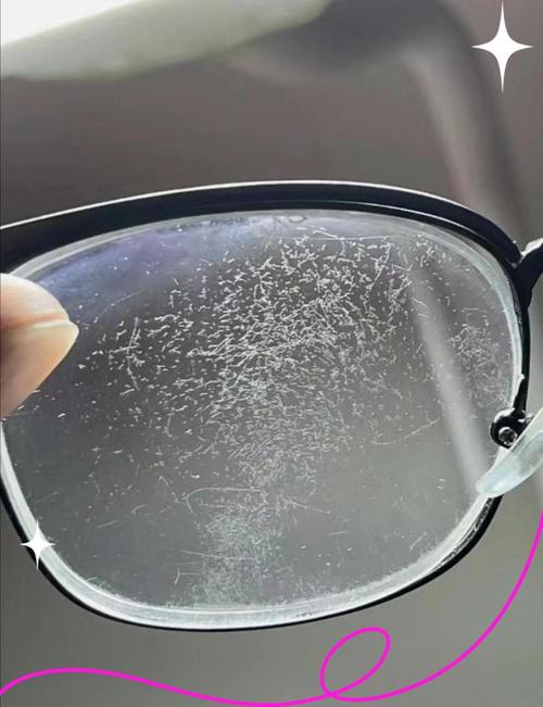 磨损严重的防护眼镜镜片微观划痕对比