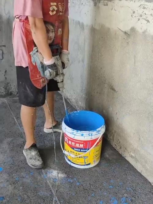 阳台防水JS涂料开桶搅拌