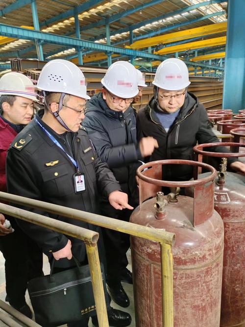 制造业工厂工业气体钢瓶安全巡检现场