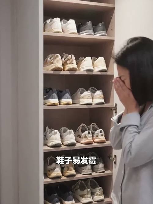 垫在鞋柜底层的剪好快递硬纸盒