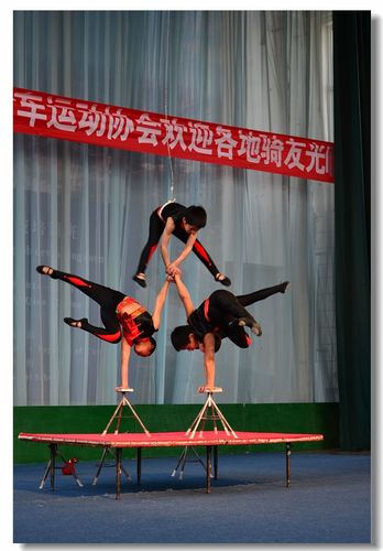 杂技:那些让我头皮发麻的绝活儿,你还记得多少?-因为所以
