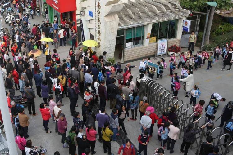 周末校外培训机构门口等候的家长群像
