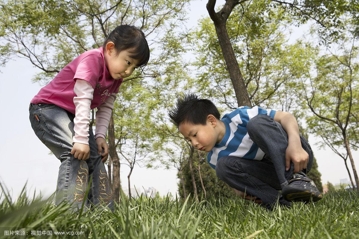 独生子女儿童在公园交朋友