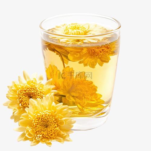 透明玻璃杯中金黄透亮的德国洋甘菊花草茶特写