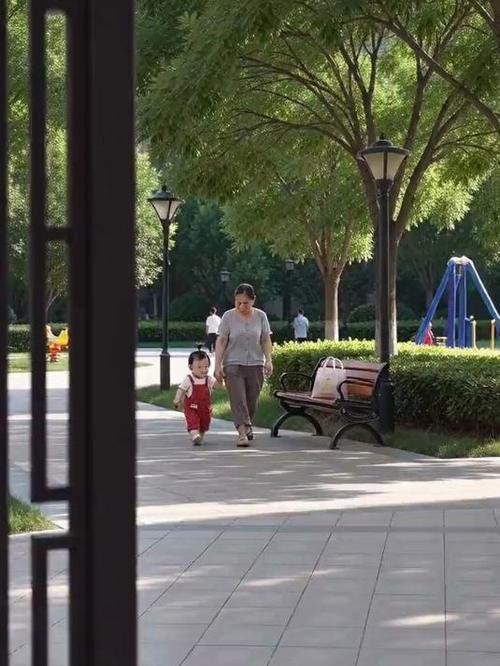 母子路边蹲坐分吃烤肠场景