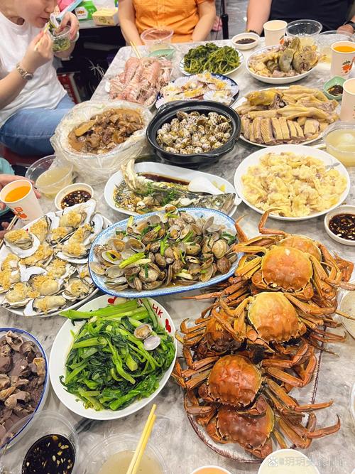 海边家庭聚餐海鲜搭配热主食实景
