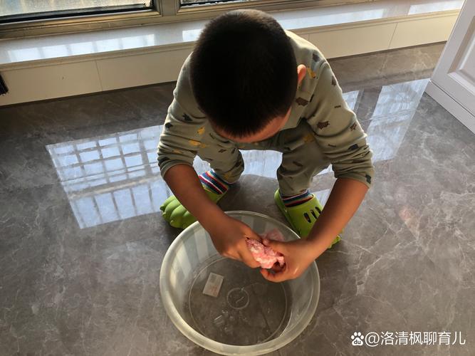 孩子不小心打翻水杯后自己拿抹布擦拭