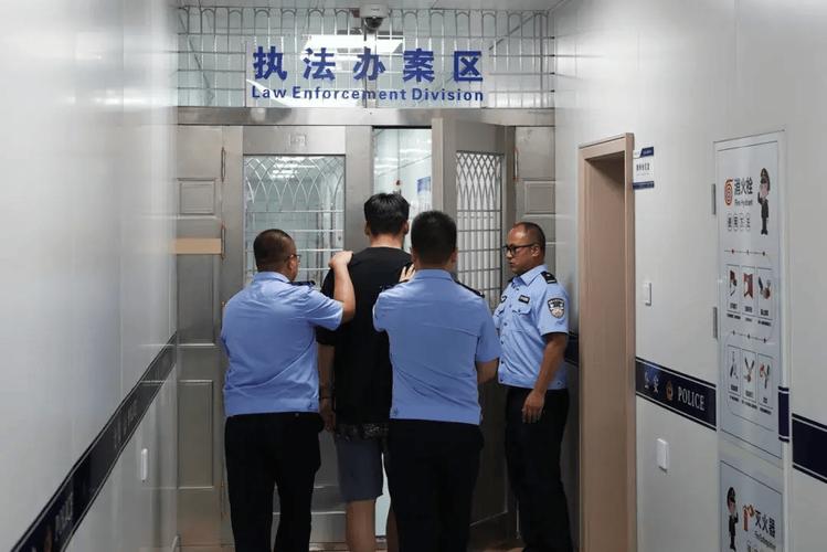 刑事案件办案人员首次讯问犯罪嫌疑人现场示意图
