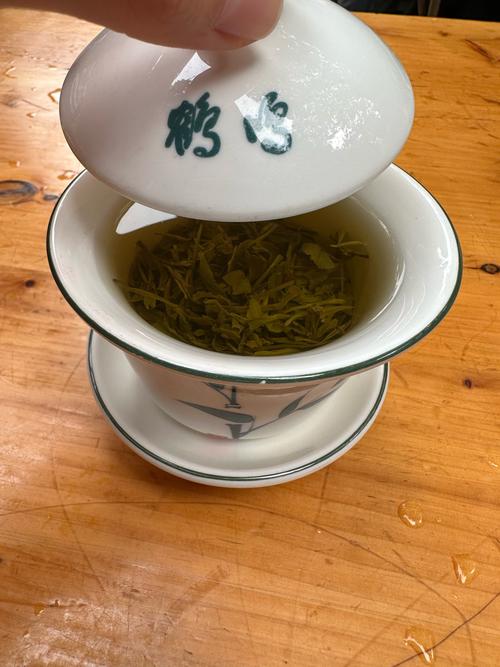 粗瓷盖碗冲泡的天鹅云尖芽尖竖立