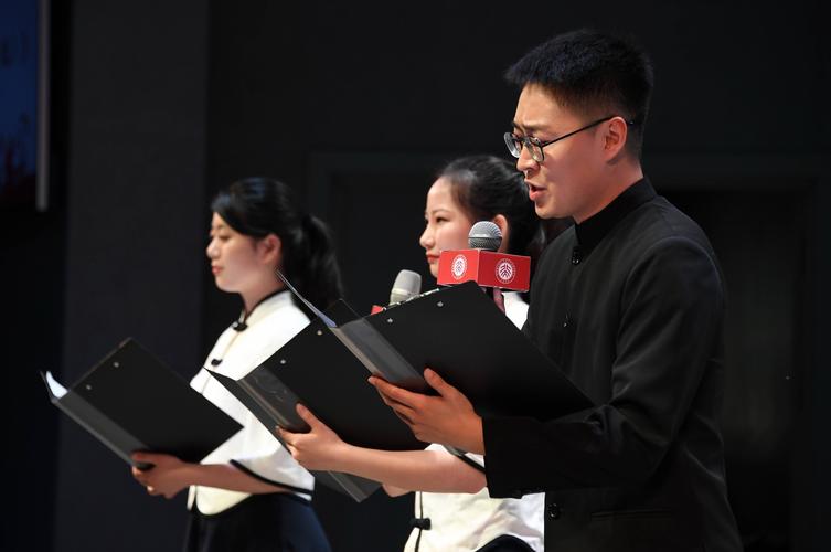 诗歌朗诵会现场 观众闭眼聆听