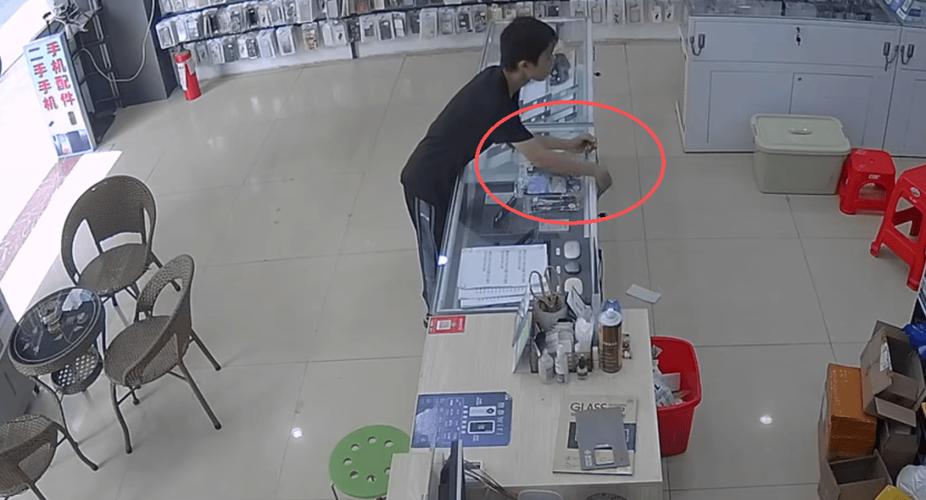 商场公共场所盗窃手机监控实拍图