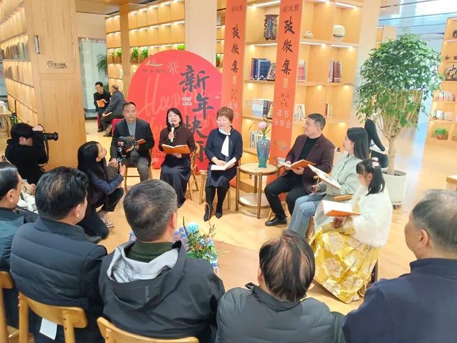 诗歌分享会现场一名读者专注读诗
