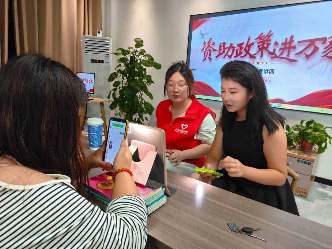 就业困难人员在社区中心咨询援助政策