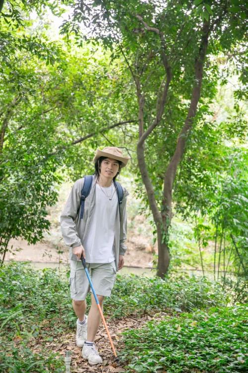 徒步登山者使用登山杖在林间小径行走