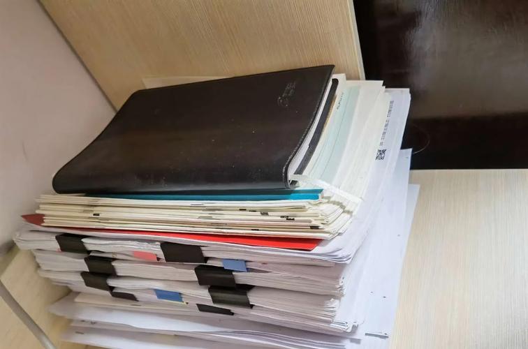 学生电脑网盘里杂乱的升学面试资料文件夹