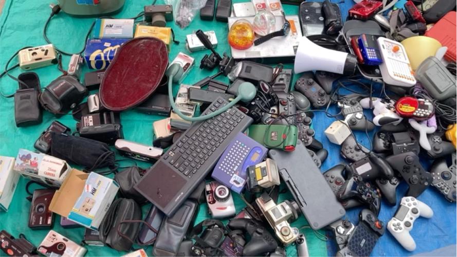 堆积成山的闲置数码产品实拍
