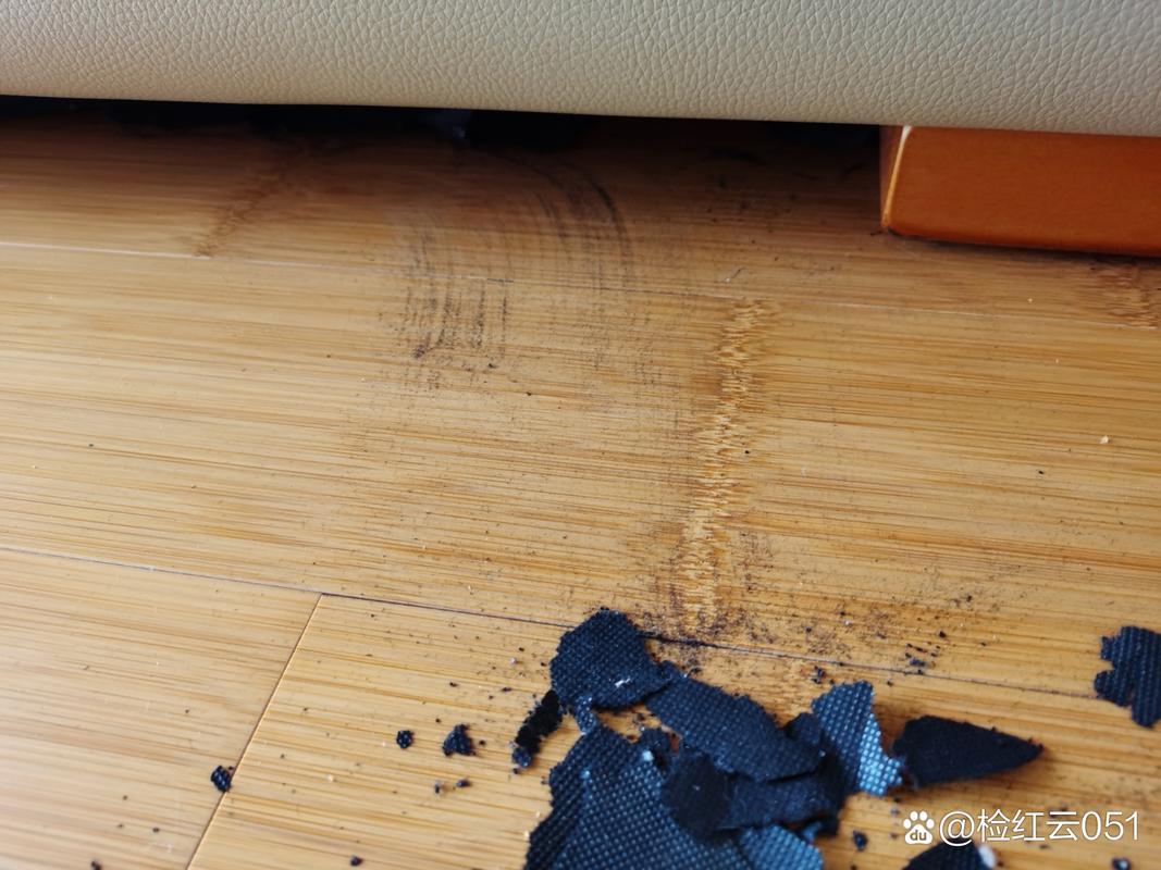 摆在原木茶几上的除醛果冻残迹与洗不掉异味的针织盖布