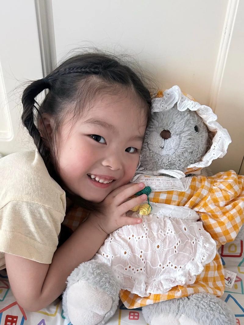 孩子观看自己婴儿时期的视频日记大笑