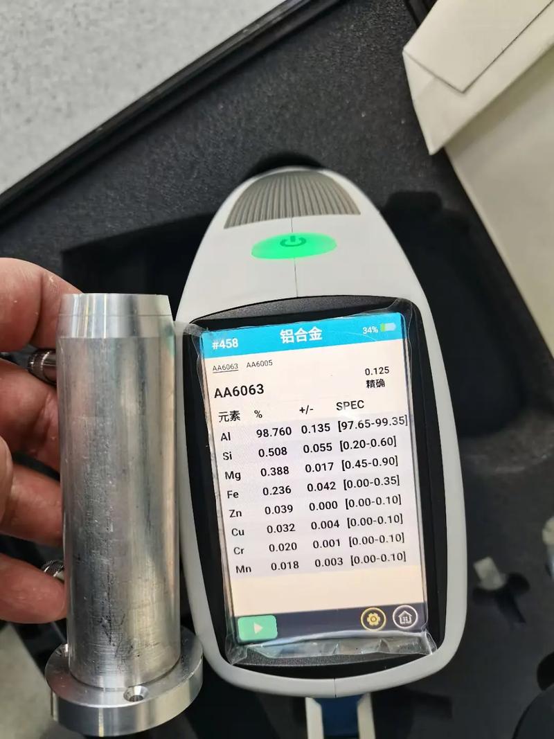 科研人员使用便携式光谱仪进行现场检测