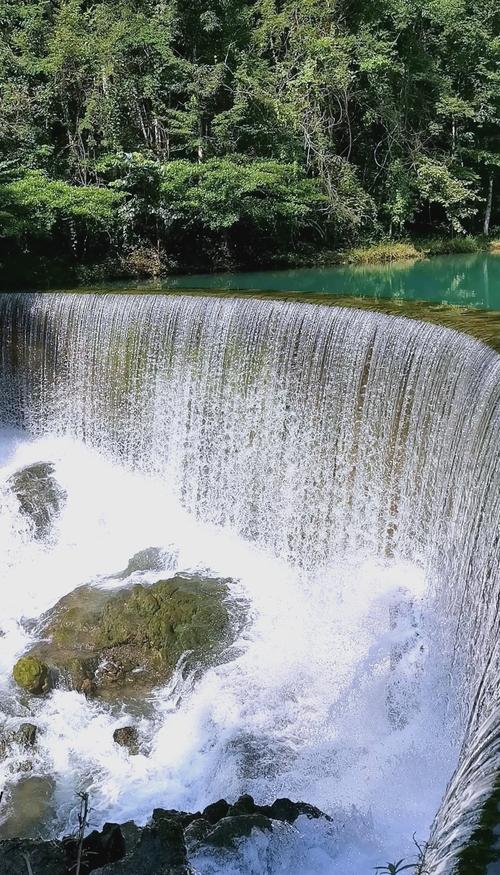 荔波小七孔卧龙潭绿松石色水面游客拍照场景