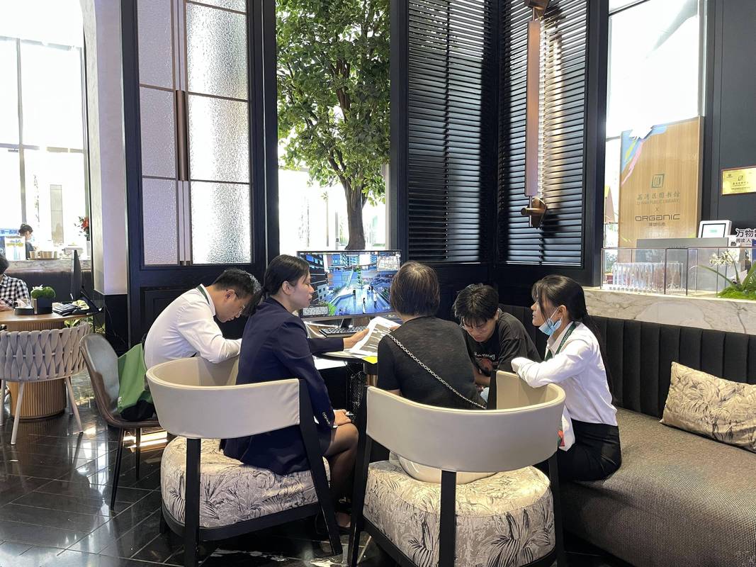 房产中介带客户看房沟通场景图
