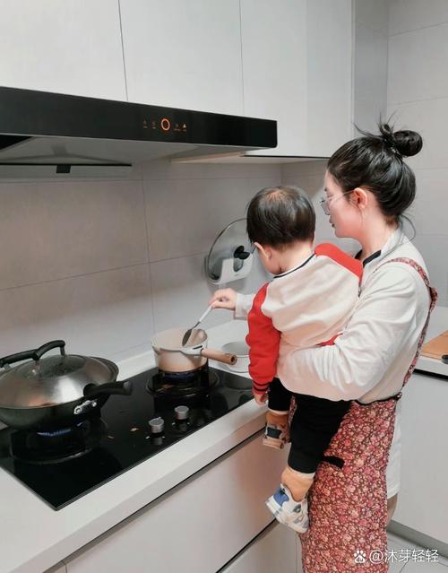 娃睡着后妈妈在厨房整理辅食工具场景图